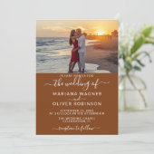 Foto Boho Brown Elegante Script Wedding Einladung (Stehend Vorderseite)