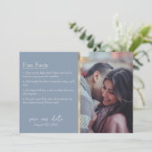 Foto "Braut & Groom Fakten" über Dusty Blue Einladung (Stehend Vorderseite)