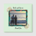 Foto Braut und Groom Wedding Magnet<br><div class="desc">Ein moderner,  grüner Rahmen mit hübschen Blume. Ein modernes,  elegantes Hochzeitsdesign. Passen Sie mit den Namen und Foto von Braut und Bräutigam an,  um sie zu personalisieren.</div>