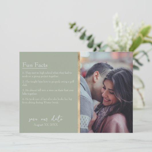 Foto "Bridge & Groom Facts" über "Sage Green" Einladung (Stehend Vorderseite)