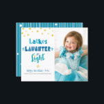 Foto Budget Hanukkah Latkes Lichtkarte<br><div class="desc">"Latkes, lachen & leicht." Spaß, skurrile handgefertigte Typografie in staubblau, türkis und aquamarin und ein zufälliger Imitat vergoldet Star of David Muster auf einem weißen Hintergrund, zusammen mit dem Foto Ihrer Wahl, helfen Ihnen, in Hanukkah zu starten. Handgezeichnete weiße Linien und zufällige Sterne des David-Musters überlagern einen aquamarinen Hintergrund auf...</div>