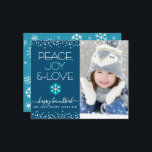 Foto Budget Hanukkah Peace Liebe Snowflake Card<br><div class="desc">"Frieden, Freude und Liebe." Eine lustige, spielerische, türkisblaue und weiße Schneeflocke-Illustration, weiße Konfetti-Punkte, türkisfarbene und weiße moderne Typografie auf marineblarem Hintergrund, zusammen mit dem Foto Ihrer Wahl, helfen Ihnen, die Hanukkah-Saison einzuleiten. Ein zufällig weißes Schneeflockenmuster überlagert türkisblau auf der Rückseite. Fühlen Sie die Wärme und Freude der Ferien, wenn Sie...</div>