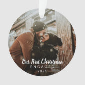 Foto Chalk Script Unsere ersten Weihnachten Verlob Ornament (Vorderseite)