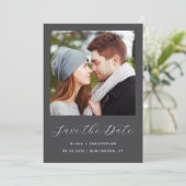 Foto Charcoal Graue Script QR Code Save The Date (Stehend Vorderseite)