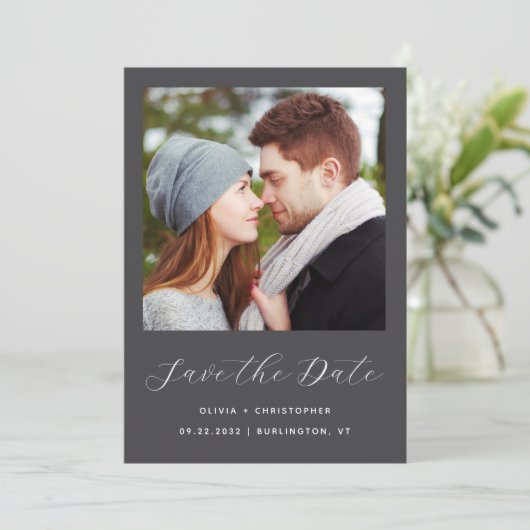Foto Charcoal Graue Script QR Code Save The Date (Stehend Vorderseite)