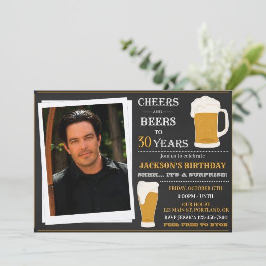 Foto Cheers und Biere Einladung Erwachsene Geburts (Stehend Vorderseite)