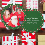 Foto Christmas Santa Candy Cane nennt Grünbuch Ornament Karte<br><div class="desc">Foto Weihnachten Weihnachtsfeiertag Weihnachtsfeier Weihnachtsfeier Weihnachtsfeier. Grüner Hintergrund mit Bonbons und Geschenkmuster. ⭐ PERSONALISIEREN Sie diese Vorlage,  um Ihr Foto und Ihre Nachricht auf der Rückseite hinzuzufügen. ⭐</div>