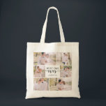 Foto Collage Tote Bag Tragetasche<br><div class="desc">Foto Collage Tote Bag. Unsere moderne Kollektion bietet eine einzigartige Mischung aus individuellen Collagen aus Foto und dem "besten Tag aller Zeiten", die in einem handgeschriebenen Kalligraphieskript, personalisiert mit Ihren Namen und Ihrem Hochzeitstag, erfasst werden. Dieses Stück ist mehr als nur ein Produkt; es ist ein zeitloser Sake, der Ihren...</div>