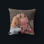 Foto Couple Just Liebe Script Kissen<br><div class="desc">Das Design zeichnet sich durch das moderne Herzskript "Just Liebe" und den rustikalen Naturtoneineneffekt auf der Rückseite aus. Ideale Geschenkidee für Neuvermählte,  Hauswärmung,  Jubiläum und vieles mehr.</div>