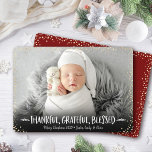Foto Dankbar Dankbar gesegnet Moderne Weihnachten<br><div class="desc">"Dankbar, dankbar, gesegnet." Ein spielerisches visuelle von weißen, skurrilen, handgeschriebenen Typografien und Konfetti aus Champagnergold gegen Ihr personalisiertes Foto, hilft Ihnen, Erntedank, Weihnachten und Neujahr zu begehen. Genießen Sie die Wärme und Freude der Urlaubssaison, wenn Sie diese stilvolle und moderne personalisierte Grußkarte verwenden. Ersetzen Sie das Foto mit den einfach...</div>