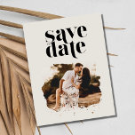 Foto der Beach Hochzeit in Urlaubsort Save the Dat Ankündigungspostkarte<br><div class="desc">Mit diesem modernen Beach Hochzeit in Urlaubsort Foto Save the Date Postkarten sollten Sie nicht den Stil opfern. Mit einem einfachen, modernen Typografie-Design und Ihrem Lieblings-Verlobung-Foto, diese speichern die Daten Set für Ihre kommende Strandhochzeit. Fügen Sie Ihr Foto auf der Vorderseite und Ihre Hochzeitsdetails auf der Kartenrückseite. Wenn Sie Hilfe...</div>