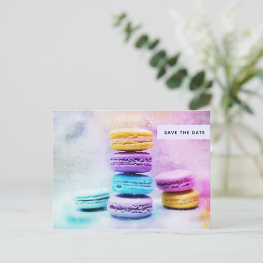 Foto der farbenfrohen Macarons Save the Date Einladungspostkarte (Stehend Vorderseite)