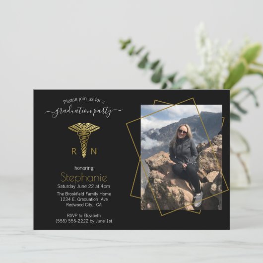 Foto der Krankenpflege Black Gold Abschluss Einladung (Stehend Vorderseite)