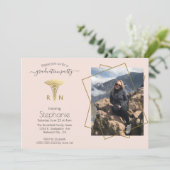 Foto der Krankenpflege Blush Gold Abschluss  Einladung (Stehend Vorderseite)