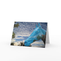 Foto der Morgenhimmel und des bemalten Pferdes