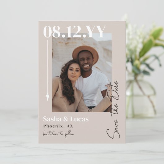Foto der neutralen Arrow-Typografie Save the Date (Stehend Vorderseite)