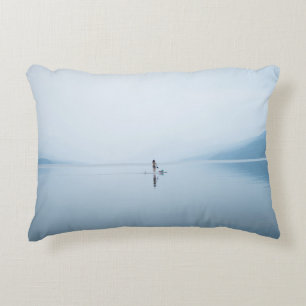 Foto DER PERSON AUF DEM KALMKÖRPER DES WASSERS Dekokissen