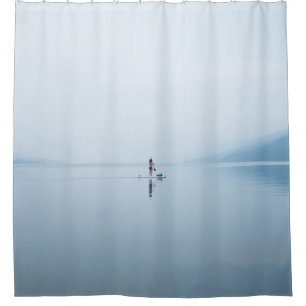 Foto DER PERSON AUF DEM KALMKÖRPER DES WASSERS Duschvorhang