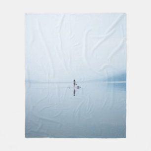 Foto DER PERSON AUF DEM KALMKÖRPER DES WASSERS Fleecedecke