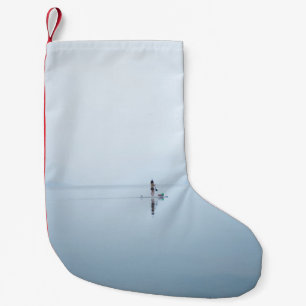 Foto DER PERSON AUF DEM KALMKÖRPER DES WASSERS Kleiner Weihnachtsstrumpf