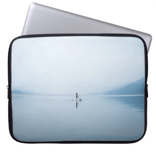 Foto DER PERSON AUF DEM KALMKÖRPER DES WASSERS Laptopschutzhülle