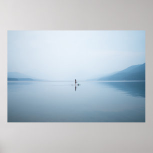 FOTO DER PERSON AUF DEM KALMKÖRPER DES WASSERS POSTER