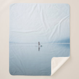 Foto DER PERSON AUF DEM KALMKÖRPER DES WASSERS Sherpadecke