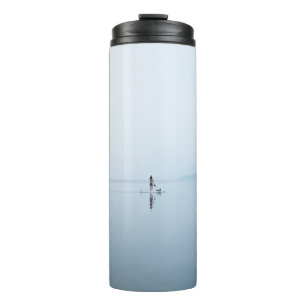 Foto DER PERSON AUF DEM KALMKÖRPER DES WASSERS Thermosbecher