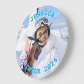 Foto der personalisierten Sky Blue Text-Reihe Große Wanduhr (Winkel)