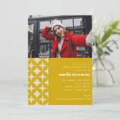 Foto der Retro Chic Geometric Yellow Graduation Pa Einladung (Stehend Vorderseite)