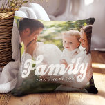 Foto der Retro-Familie Kissen<br><div class="desc">Feiern Sie zeitlose Erinnerungen mit unserem Retro Family Foto Kissen mit einem Vintag inspirierten Design mit individueller Typografie und einem Textüberlagerungsformat. Personalisieren Sie es mit zwei Fotos für einen eleganten Saft,  perfekt für Hochzeiten oder Jubiläen. Es wird auch eine Touch Retro-Charme zu Ihrem Zuhause Dekor hinzufügen!</div>