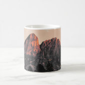 FOTO DER ROCKFORMATION MIT GERINGEM WINKEL KAFFEETASSE (Mittel)