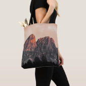 FOTO DER ROCKFORMATION MIT GERINGEM WINKEL TASCHE (Von Nahem)