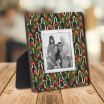 Foto der tropischen Blumenfamilie Fotoplatte<br><div class="desc">Ein tropisches Blumenmuster in schwarzem Hintergrund, das dimensioniert aussieht, schafft einen wunderschönen Rahmen für Ihr Lieblingsstift auf dieser Tischplatte mit eingebautem Aasel. Das Bild wird direkt auf die Hartplatine gelegt, um ein atemberaubend knuspriges Bild mit einer leicht abwischbaren, sauberen Oberfläche zu erhalten. Gut als Geschenk oder um Ihr Lieblings-Foto in...</div>