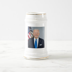 Foto des amerikanischen Präsidenten Joe Biden im W Bierglas
