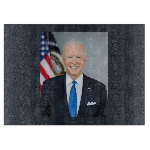 Foto des amerikanischen Präsidenten Joe Biden im W Schneidebrett