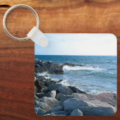 Foto des Atlantischen Ozeans mit Wellenbrechern Schlüsselanhänger (Vorderseite)