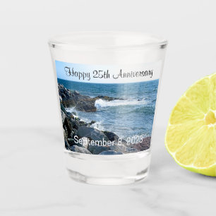 Foto des Atlantischen Ozeans mit Wellenbrechern Schnapsglas