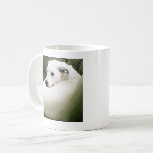 Foto des eleganten Weißen Hundes auf der Couch ein Kaffeetasse (Vorderseite Links)