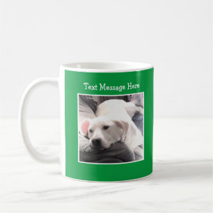 Foto des ermüdeten Hundes neben dem besten Freund Kaffeetasse