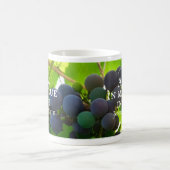 Foto des Lila Traubenschnitts von John Bible Verse Kaffeetasse (Mittel)