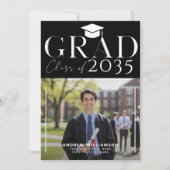 Foto des modernen Abiturienten in Schwarz bei der  Ankündigung (Vorderseite)