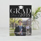 Foto des modernen Abiturienten in Schwarz bei der  Ankündigung (Stehend Vorderseite)