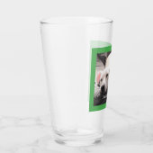 Foto des müden Hundes, der sich neben dem Vater de Glas (Rechts)