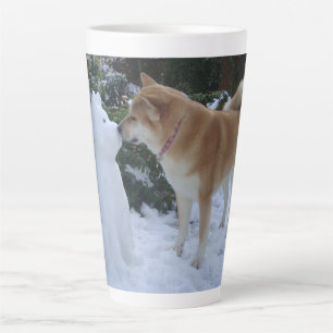 Foto des niedlichen akita küssen Schneemann akita Milchtasse