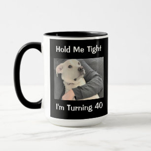 Foto des Niedlichen Hundes erschreckt, um 40 Sonnt Tasse