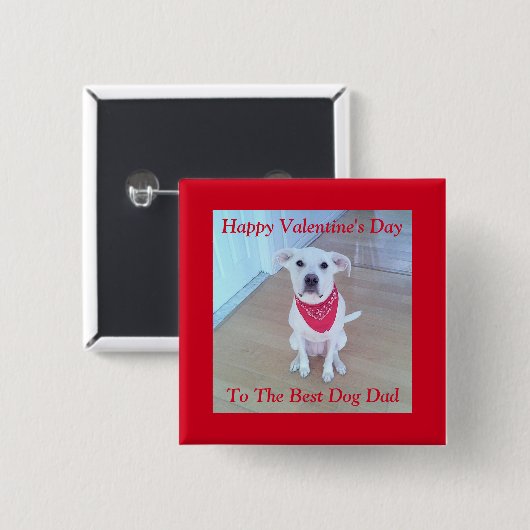 Foto des Niedlichen Weißen Hundes mit dem Roten Kn Button (Vorne & Hinten)