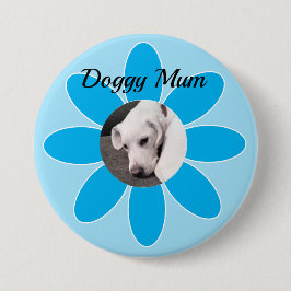 Foto des Niedlichen Welpen-Hundes in blauer Mum-Ra Button