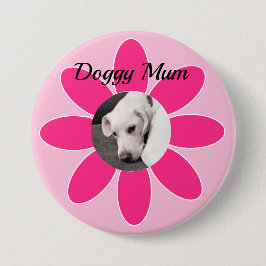 Foto des Niedlichen Welpen-Hundes in rosa Mum-Rahm Button