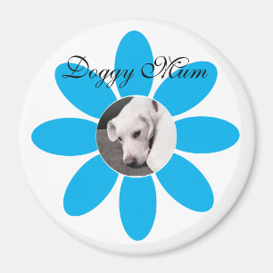 Foto des Niedlichen Welpenhundes in blauer Blume Magnet